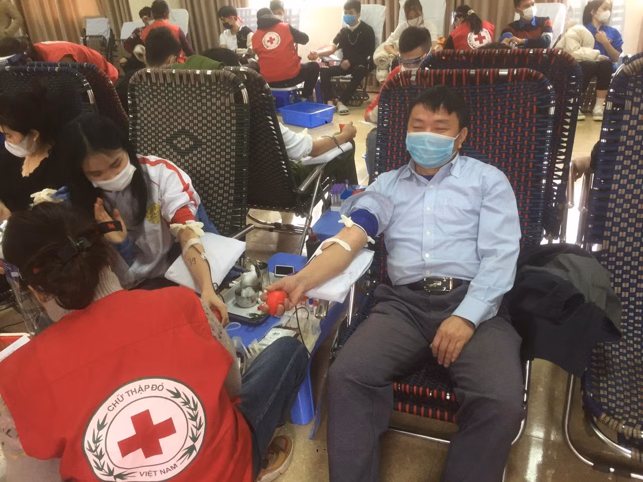 Nhiều cán bộ, giảng viên của Trường Cao đẳng nghề công nghiệp Thanh Hoá tham gia hiến máu tại ngày hội Chủ nhật Đỏ