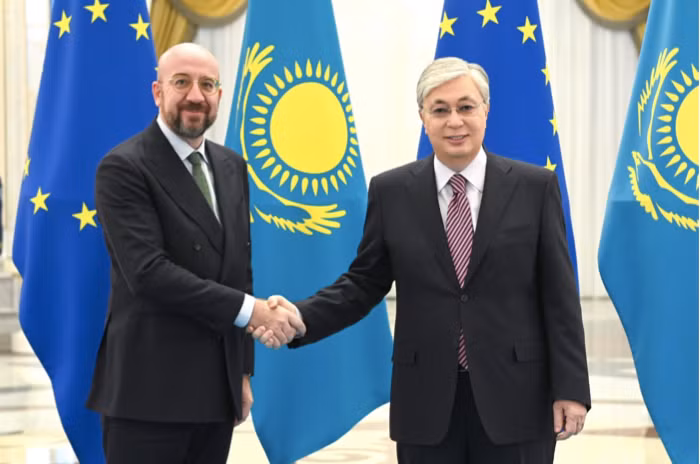 Chủ tịch Hội đồng châu Âu Charles Michel trong cuộc gặp Tổng thống Kazakhstan Kassym-Jomart Tokayev tại Astana ngày 27/10. (Ảnh: Astana Times)