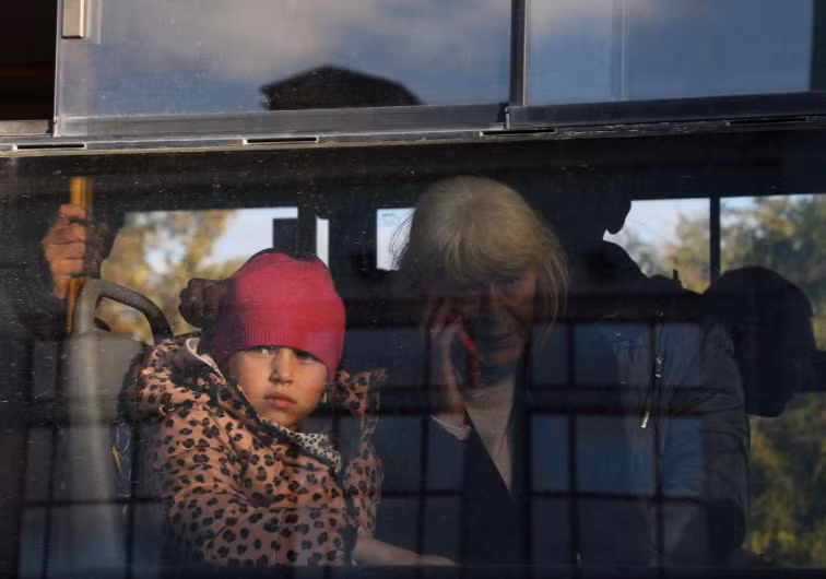 Hàng ngàn dân thường đã được sơ tán khỏi Kherson. (Ảnh: Reuters)