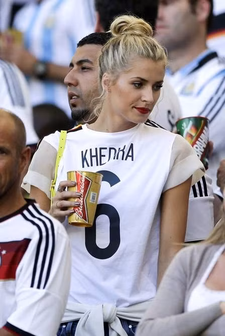 Đức thắng nhờ bạn gái Khedira mặc áo trái ảnh 1