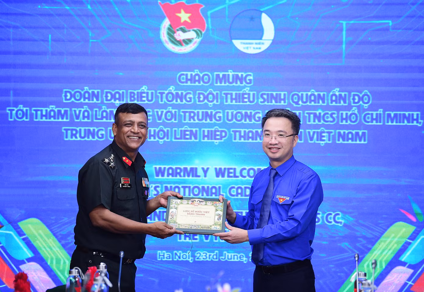 Bí thư T.Ư Đoàn, Chủ tịch T.Ư Hội LHTN Việt Nam Nguyễn Tường Lâm tặng quà Chuẩn tướng Sandeep Verm tại buổi tiếp. Ảnh: Xuân Tùng