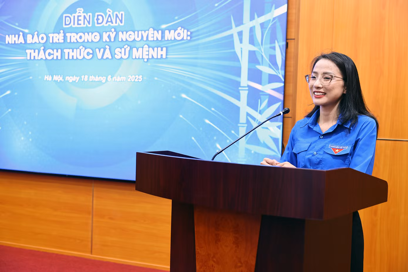 Nhà báo Hoàng Nguyên Thảo phát biểu ý kiến tại diễn đàn. Ảnh: Đức Minh