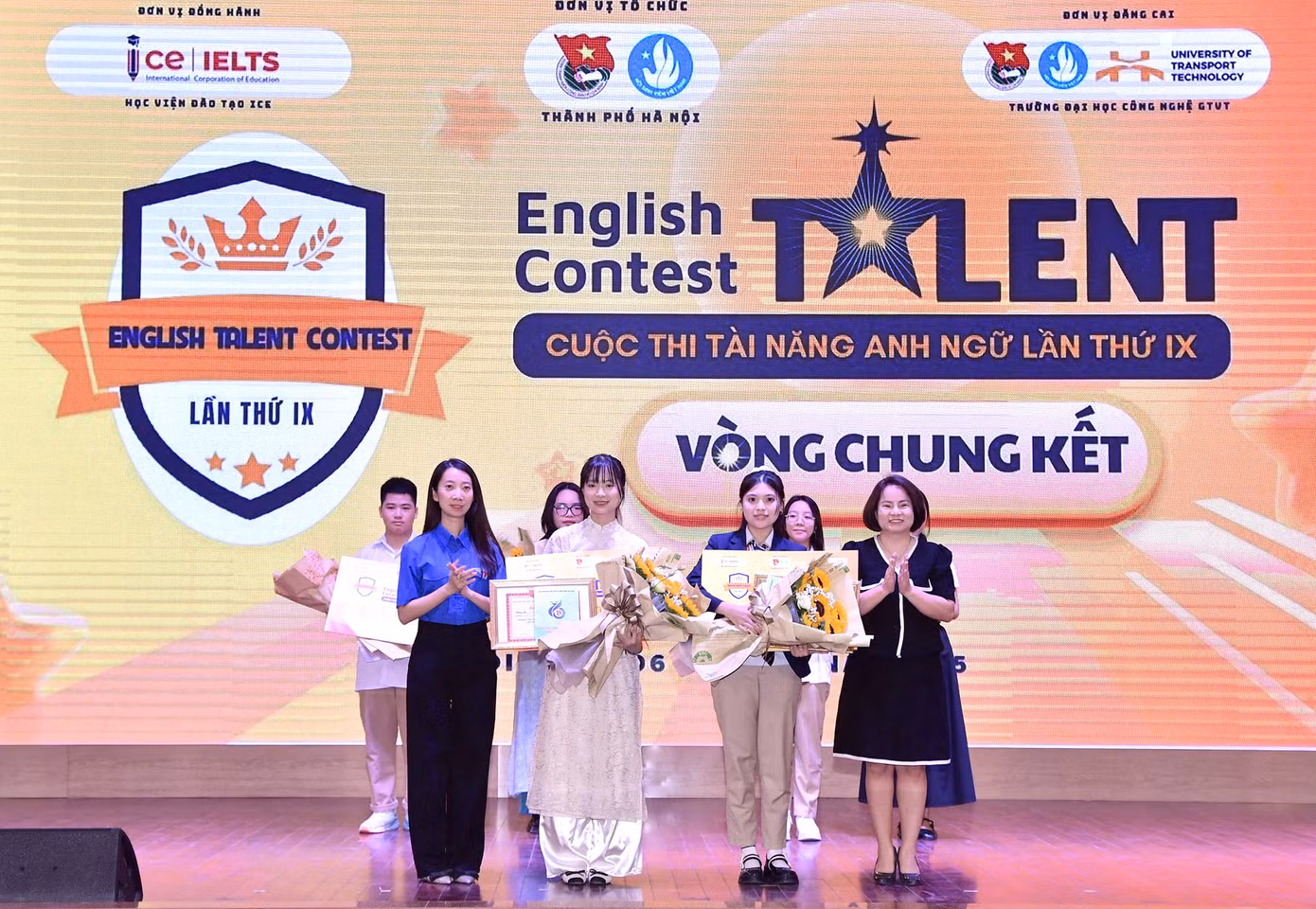 Các cá nhân, đội thi đoạt giải Nhất cuộc thi. Ảnh: P.Linh