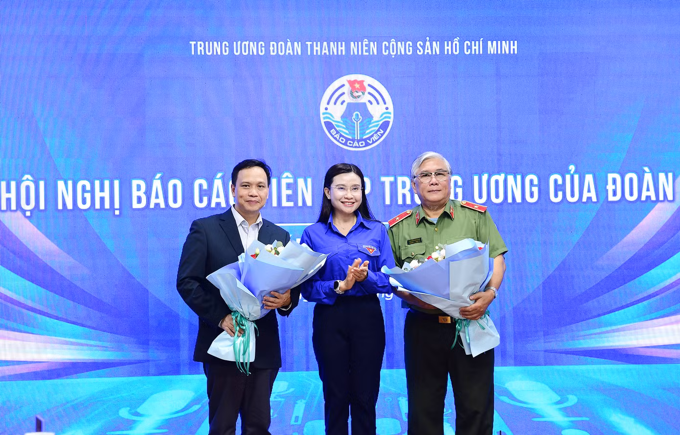 Bí thư T.Ư Đoàn Nguyễn Phạm Duy Trang tặng hoa hai diễn giả trao đổi tại hội nghị. Ảnh: Xuân Tùng