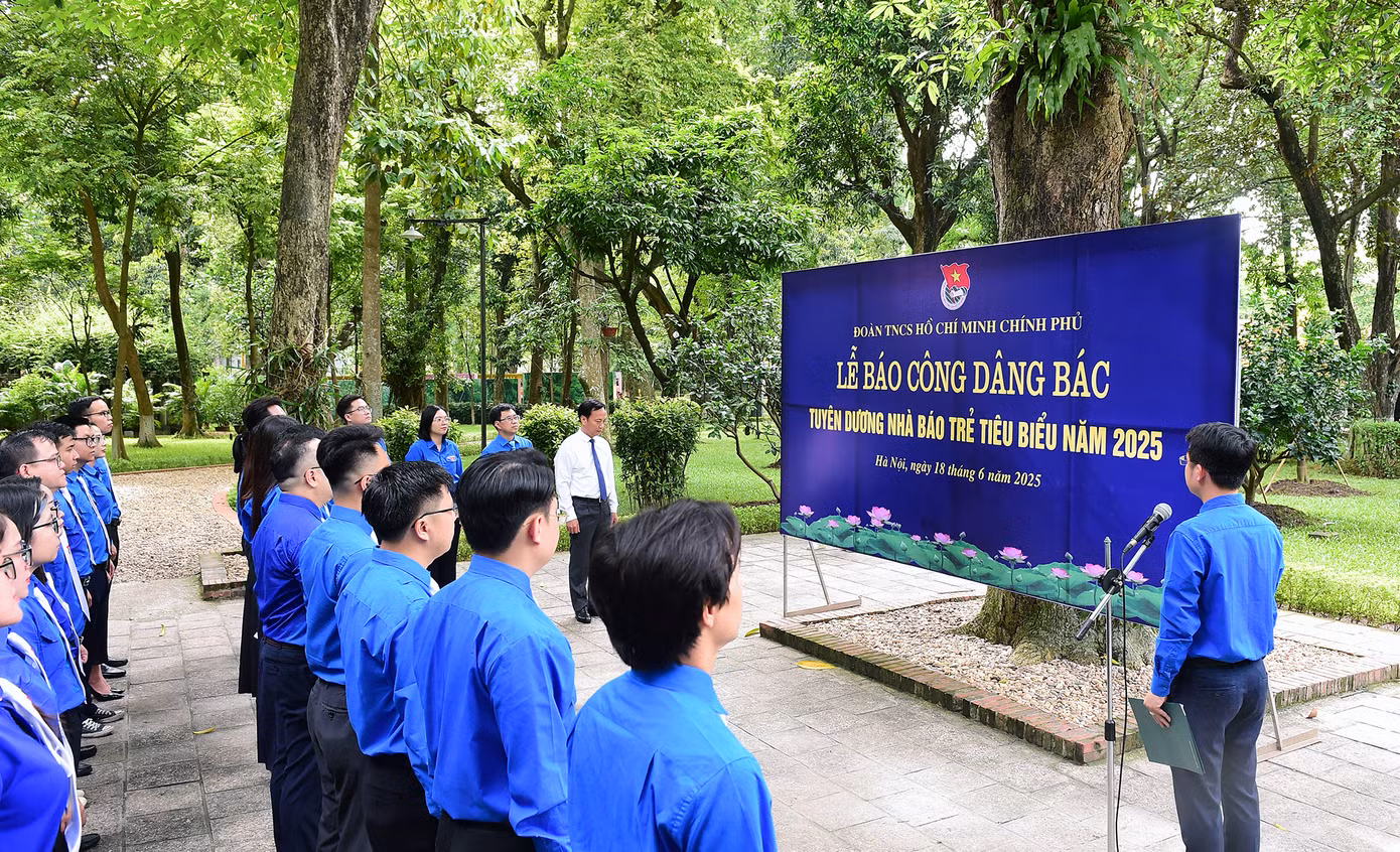 Trong khuôn khổ lễ tuyên dương, đoàn nhà báo trẻ tiêu biểu năm 2025, Đoàn Thanh niên Chính phủ đã báo công dâng Bác tại Khu di tích Chủ tịch Hồ Chí Minh (Hà Nội). Ảnh: Xuân Tùng