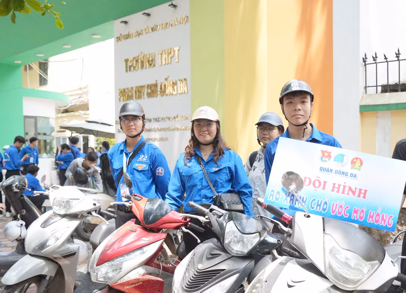 Đội hình xe ôm miễn phí tại điểm thi Trường THPT Phan Huy Chú - Đống Đa.