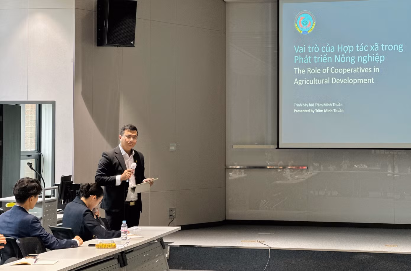 Các đại biểu trình bày tham luận, trao đổi ý kiến tại hội thảo. Ảnh: BTC