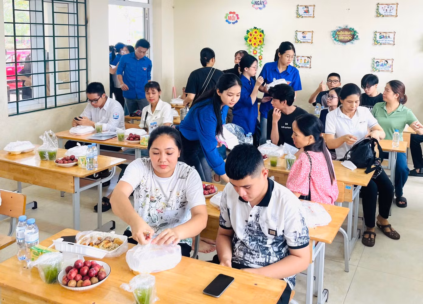 Những suất cơm bảo đảm vệ sinh, dinh dưỡng được trao đến thí sinh tại điểm thi ở xã Đại Xuyên. Ảnh: NVCC