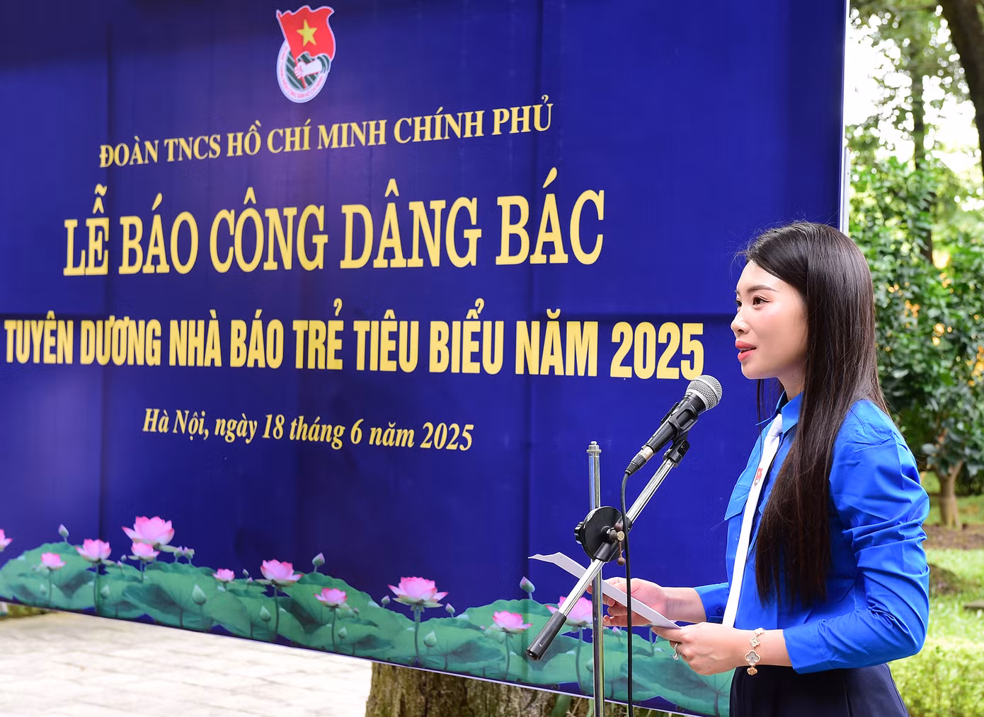 Biên tập viên Phạm Thị Điệp Anh (Ban Thời sự, Đài Truyền hình Việt Nam) đại diện các nhà báo trẻ tiêu biểu phát biểu tại lễ báo công dâng Bác. Ảnh: Xuân Tùng