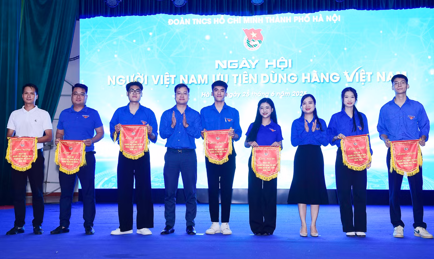 Ban Tổ chức tặng cờ lưu niệm cho các đơn vị tham gia Ngày hội. Ảnh: Xuân Tùng