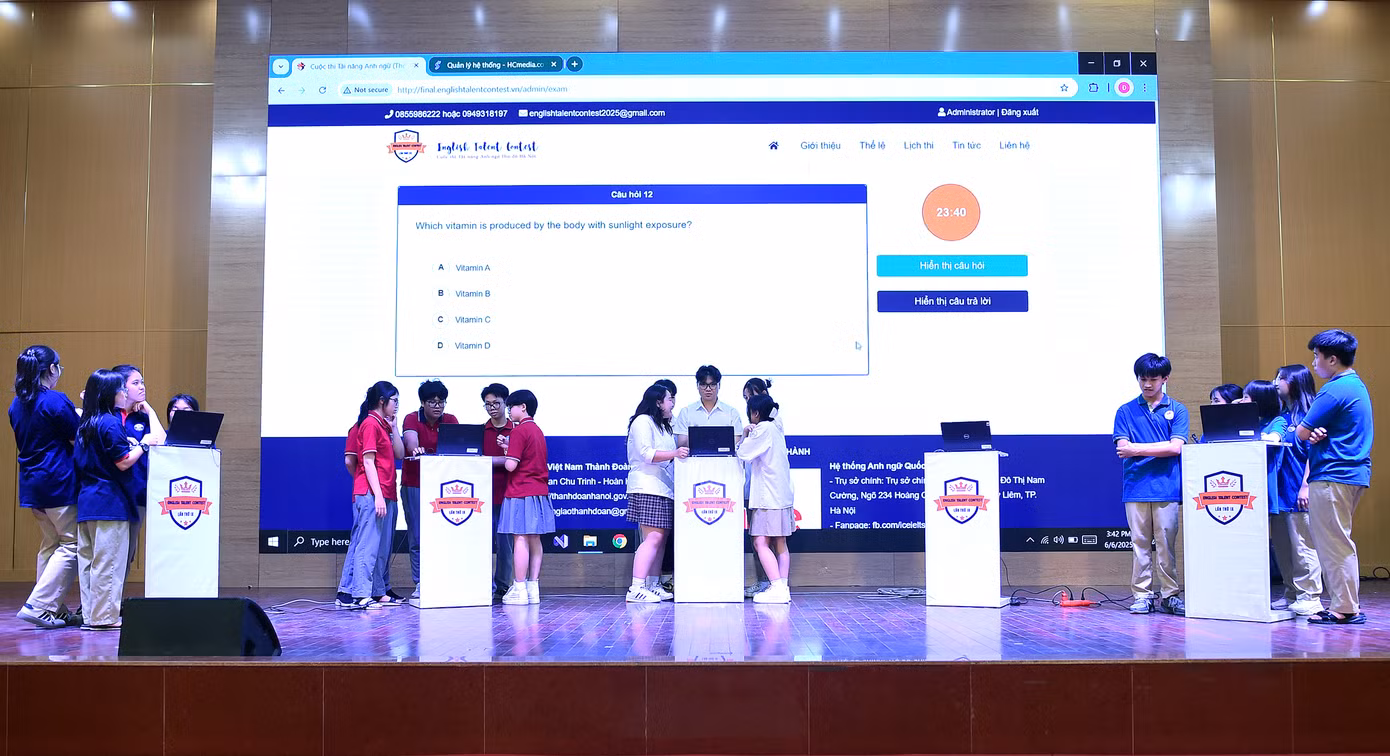 Các đội thi khối đại học, cao đẳng tranh tài ở phần thi đồng đội trong vòng chung kết. Ảnh: Xuân Tùng