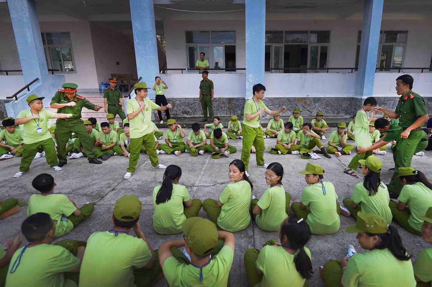 "Chương trình nhằm giáo dục giá trị đạo đức và truyền thống tốt đẹp của dân tộc, hình thành lối sống văn hóa, lành mạnh, trách nhiệm với cộng đồng, giúp thanh thiếu niên nâng cao kiến thức, rèn luyện tác phong kỷ luật, đồng thời tạo điều kiện cho thanh thiếu niên có sân chơi lành mạnh, thiết thực, nâng cao tình cảm yêu quý, bồi đắp niềm tin, niềm tự hào về truyền thống vẻ vang của lực lượng Công an nhân dân, giúp các em có điều kiện làm quen với môi trường Công an nhân dân, rèn luyện tính tự chủ, nề nếp, kỷ luật, kiên định vượt qua khó khăn, thử thách, bản lĩnh hơn trong cuộc sống, có tinh thần chia sẻ, quan tâm đến bạn bè, gia đình và những người xung quanh", bà Trương Thị Hồng Hạnh, tổng điều phối chương trình chia sẻ.