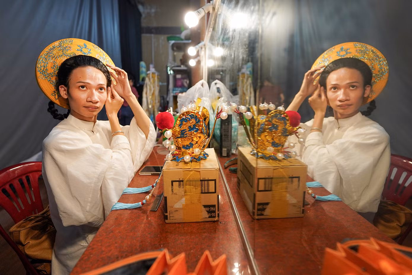 Cái tên Hạ Nắng đang trở thành một hiện tượng trên mạng xã hội bởi chàng trai trẻ này có tạo hình khá đặc biệt khi diễn xướng cải lương, đờn ca tài tử... trong các clip được đăng tải.