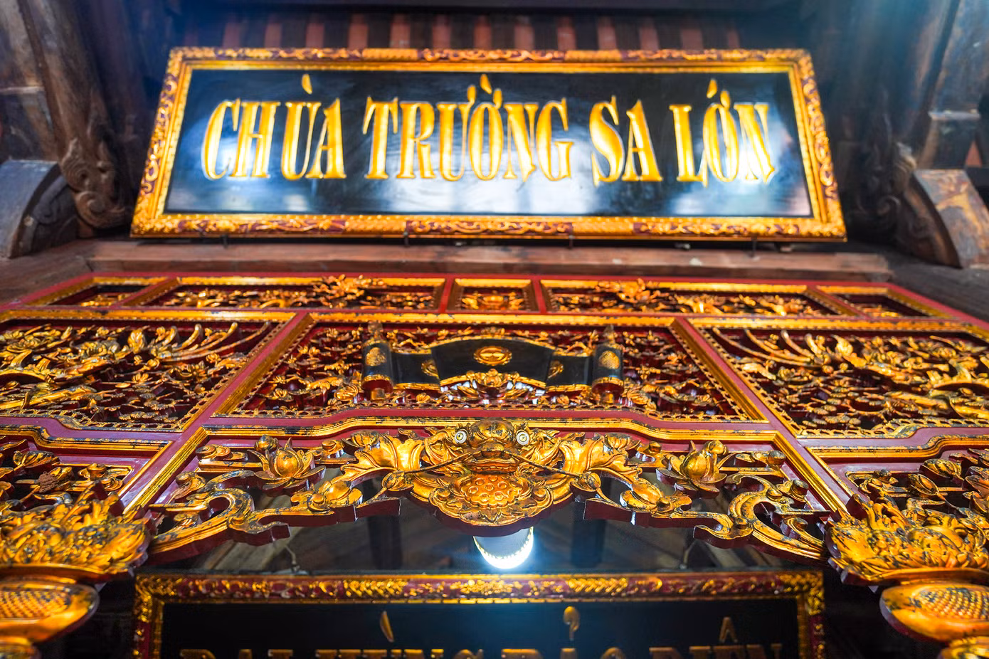 Các đoàn khách thăm đảo đều đến đây thắp nén hương thành tâm, tưởng nhớ công lao cha ông gìn giữ mảnh đất bao đời.