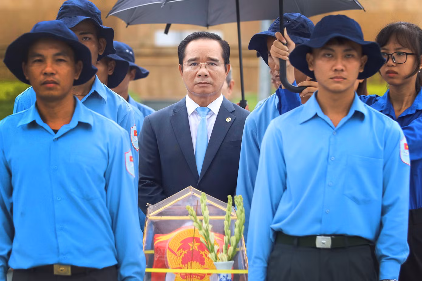 Ông Nguyễn Văn Được, Bí thư Tỉnh uỷ Long An xúc động trong giây phút đón các liệt sĩ về với đất mẹ.