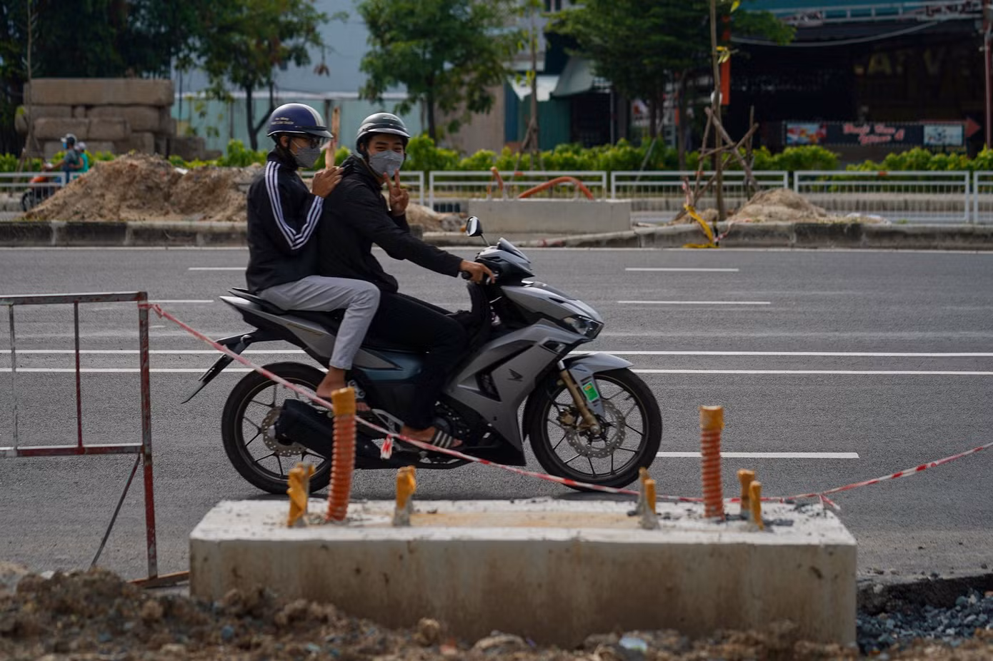 Có thể cảm nhận rõ sự phấn khởi của người dân khi lưu thông trên con đường rộng rãi, an toàn.