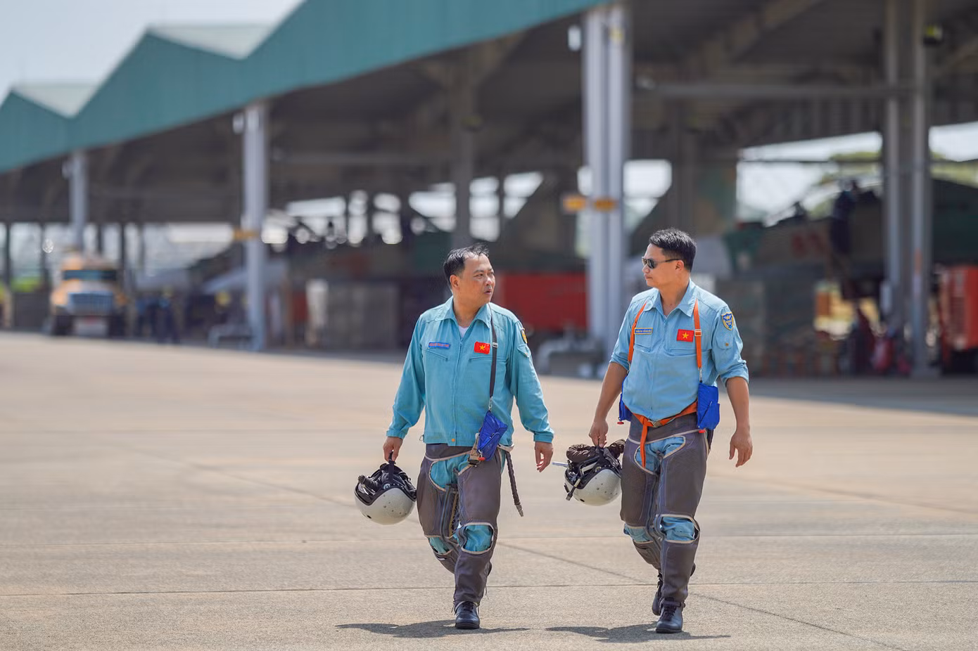 Mỗi chiếc tiêm kích Su-30MK2 có 2 phi công bay tập luyện.