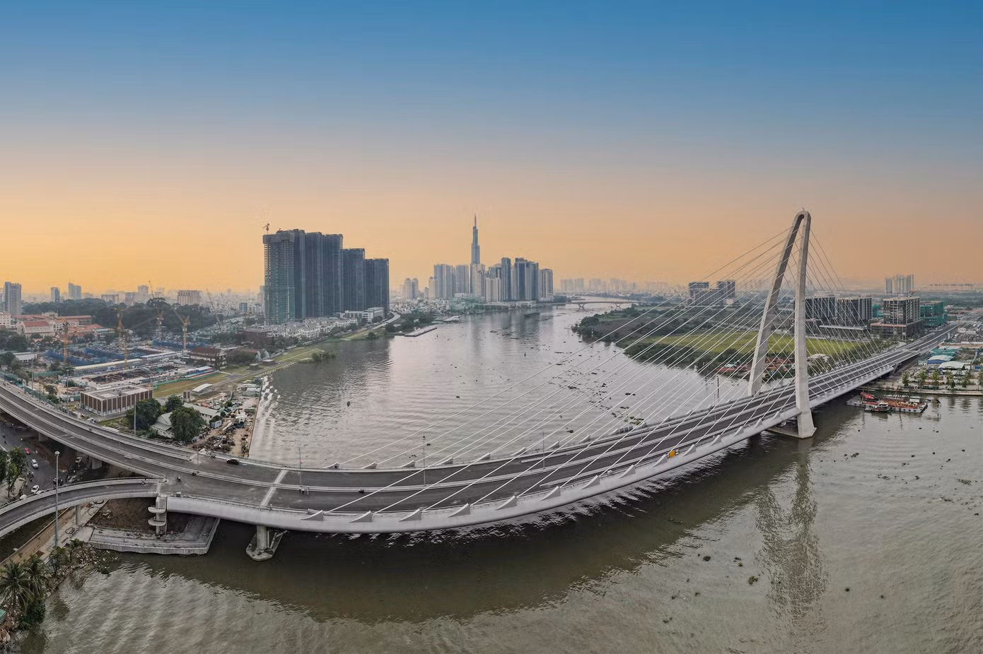 Sáng 28/4/2022, cầu Thủ Thiêm 2 bắc qua sông Sài Gòn chính thức khánh thành. Đây là cây cầu quan trọng, kỳ vọng thay đổi diện mạo đô thị phía Đông, đặc biệt là khu đô thị Thủ Thiêm.