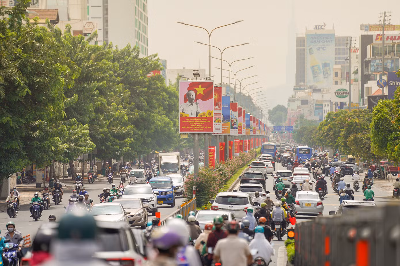 Trục đường Cộng Hoà (quận Tân Bình) hướng thẳng về sân bay Tân Sơn Nhất rợp sắc đỏ của cờ Tổ quốc, băng rôn... mừng hai ngày lễ lớn của đất nước.