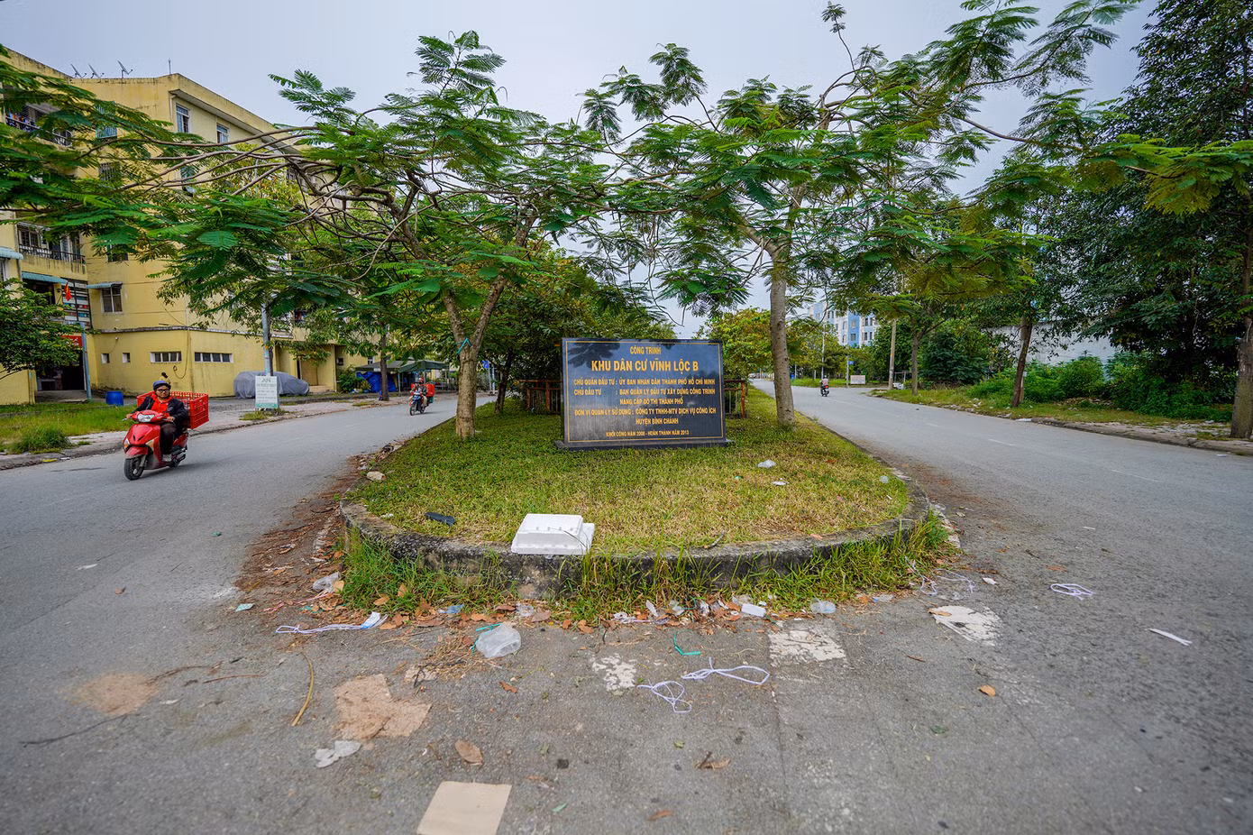 Khu tái định cư Vĩnh Lộc B (huyện Bình Chánh, TPHCM) có quy mô 30,9 ha với 45 block chung cư (mỗi block cao 5 tầng), tổng cộng 1.939 căn hộ, 529 nền đất. Khu tái định cư được xây dựng với tổng kinh phí hơn 1.000 tỷ đồng, để bố trí tái định cư cho các hộ dân bị giải phóng mặt bằng tại các dự án trên địa bàn từ năm 2012. Thế nhưng trong nhiều năm, dân cư ở khu này rất thưa thớt; hàng chục block chung cư không có người ở.
