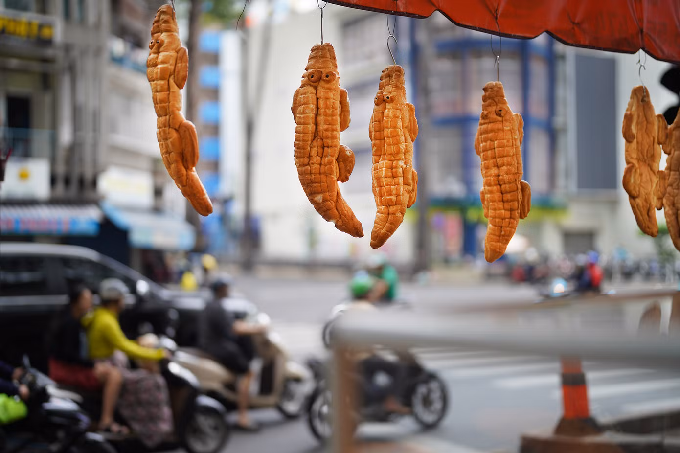 Chủ tiệm là ông Khiêm (75 tuổi), quê An Giang. Ông cho biết, gia đình có nghề bánh mì truyền thống, đã có vài cơ sở ở TP. Long Xuyên. Khoảng 2 năm trước, gia đình mở thêm lò ở TPHCM, chuyên làm bánh mì khổng lồ, kích thước từ 30-60 cm. Tiệm bánh hoạt động từ 2h sáng hàng ngày để kịp cho ra khoảng hơn trăm chiếc bánh hình hải sản phục vụ thực khách.