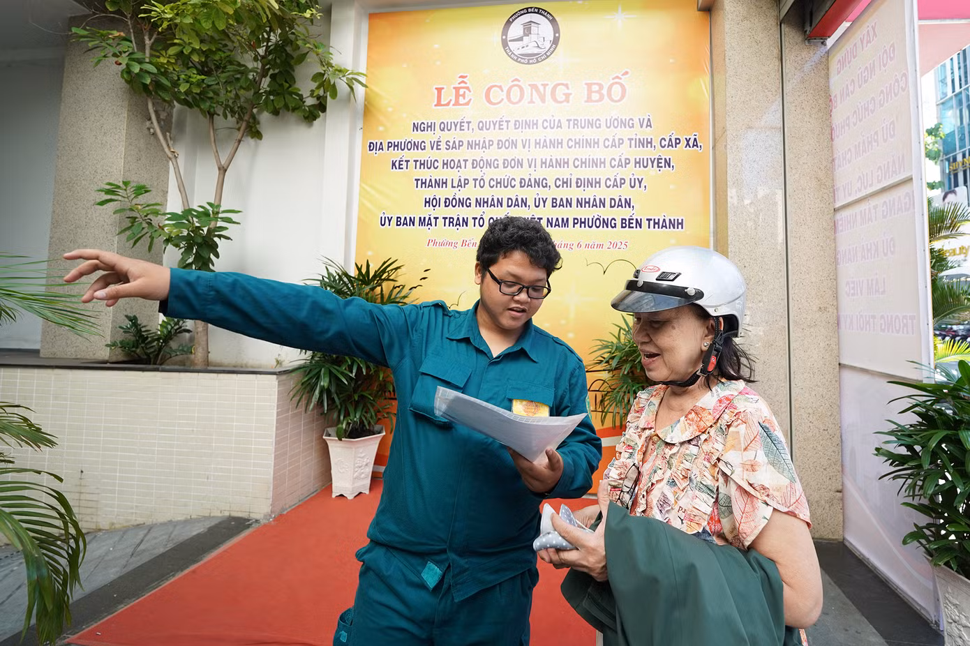 Tại trụ sở phường Bến Thành, bà Nguyễn Thị Tuyết (70 tuổi) ngụ đường Nguyễn Trãi (Quận 1 cũ) đến nhận kết quả hồ sơ hôm nay.