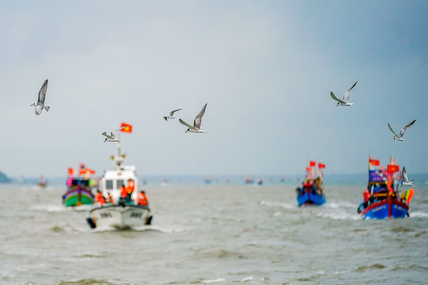 Trên đường quay về, các tàu ngư dân thường mong muốn chạy sát để chạm vào ghe Nghinh Ông lấy may mắn nhưng đều được tổ an ninh chốt chặn, phát loa cảnh báo, không cho tiếp cận.