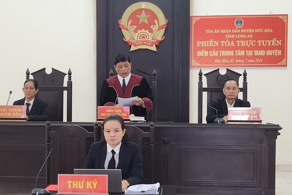 Hội đồng xét xử TAND huyện Đức Hòa tuyên án đối với bị cáo Huỳnh Thanh Hậu tại trụ sở toà án. Phiên toà được kết nối với 13 đơn vị TAND cấp huyện cùng theo dõi.