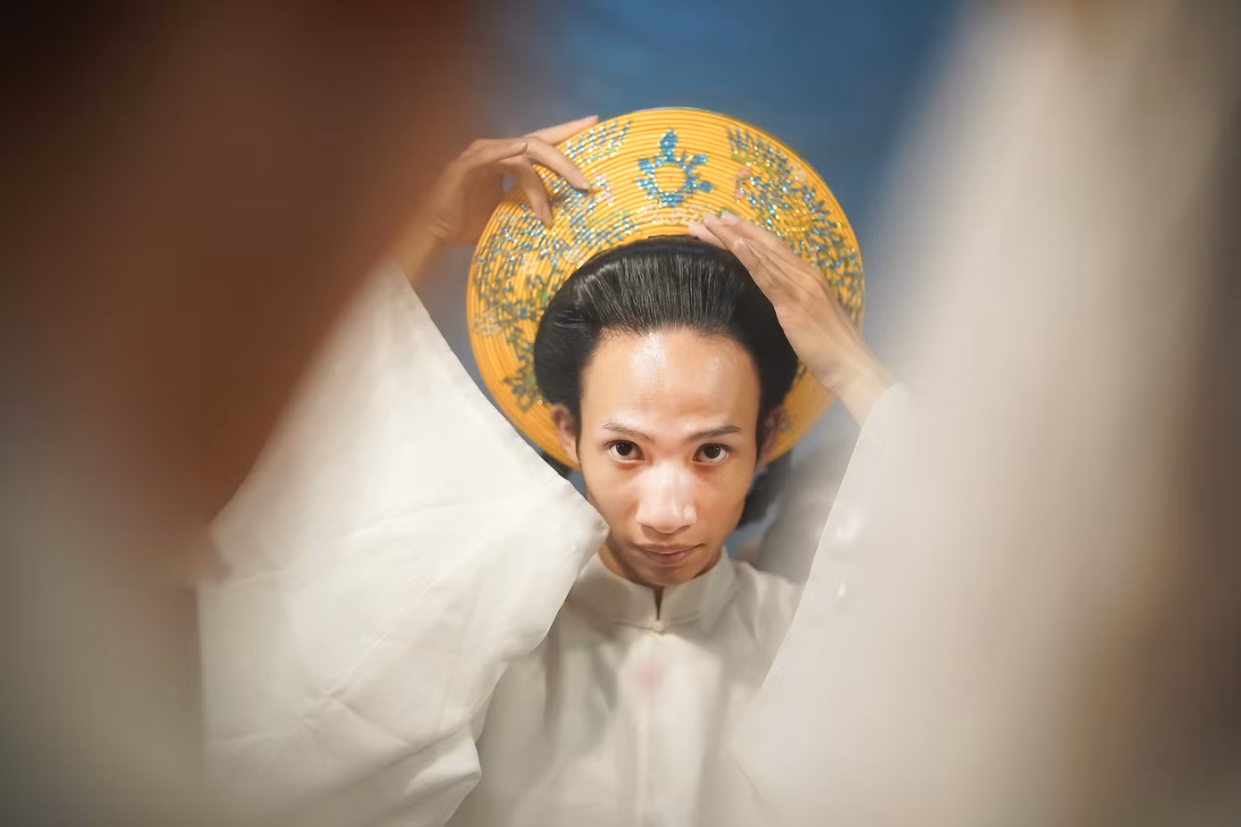 Về việc tạo hình như một người nữ, Hạ Nắng chia sẻ: "Nhiều người cũng bảo tôi sao có tạo hình lạ và dị như vậy. Với tôi, mọi người nói tôi dị là đúng, nhưng tôi không phân biệt. Khi bước lên sân khấu, tôi luôn nghĩ bên cạnh một ngoại hình đặc biệt thì cần phải có sự nghiêm túc trong làm nghề và tố chất. Tuy trong tà áo cổ phục, đầu đội mấn hay cài trâm nhưng vào vai tướng là phải diễn cho ra tướng, vào vai quan thì cố gắng ra chất quan, đào phải ra đào, kép phải cố làm sao cho ra kép”.