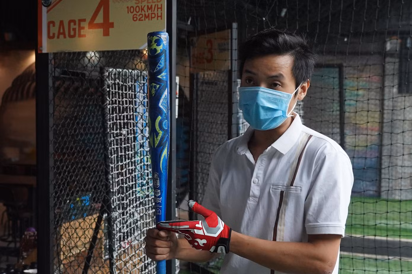 Theo sự hướng dẫn, người chưa quen chơi nên đeo găng để tránh làm đau các ngón tay. Găng tay, khăn ướt và nước lọc được cung cấp miễn phí.