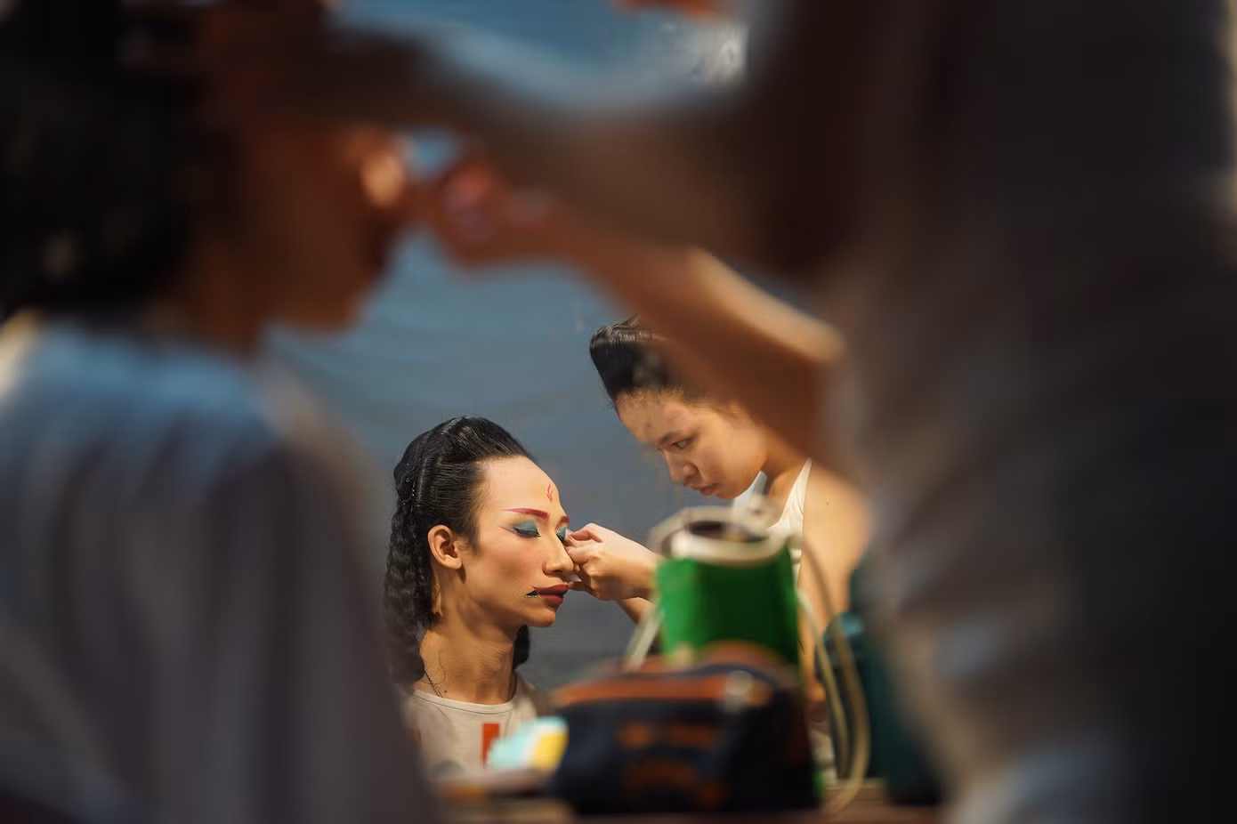 Nắng đang được một bạn diễn đồng trang lứa với mình hỗ trợ hoá trang.
