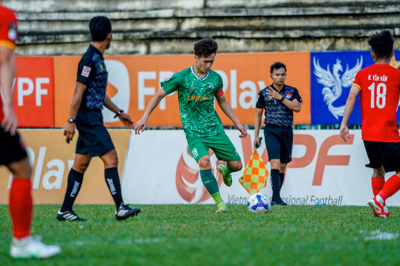 Dưới sự dẫn dắt của cựu tuyển thủ Việt Thắng, đội bóng Phù Đổng Ninh Bình duy trì mạch toàn thắng suốt 12 trận, giành được 36 điểm, đứng đầu bảng xếp hạng, bỏ xa đội xếp thứ 2 là Trường Tươi Bình Phước 9 điểm. Dù mới qua 13 vòng đấu nhưng đội bóng Phù Đổng Ninh Bình gần như nắm chắc tấm vé lên hạng mùa giải năm nay.