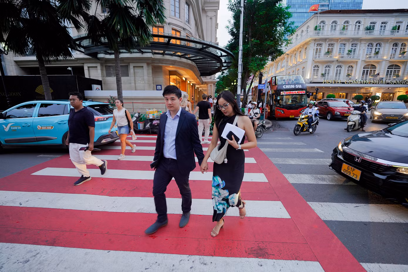 Đường Đồng Khởi hiện nay được xem là một trong những con đường đắt đỏ nhất thế giới. Giá bất động sản tại đây đã đạt đến mức 3 tỷ đồng/m2 cho một số vị trí. Không chỉ gây ấn tượng với giá trị bất động sản cao, Đồng Khởi còn nổi tiếng với mức giá thuê mặt bằng bán lẻ cao nhất châu Á, đứng thứ 13 toàn cầu. Mức giá thuê mặt bằng bán lẻ tại đây đạt 390 USD/m2, tương đương khoảng 100 triệu đồng/m2. Con đường này có mức giá thuê cao hơn nhiều so với các tuyến phố nổi tiếng ở Đức, Hà Lan hay Thái Lan.