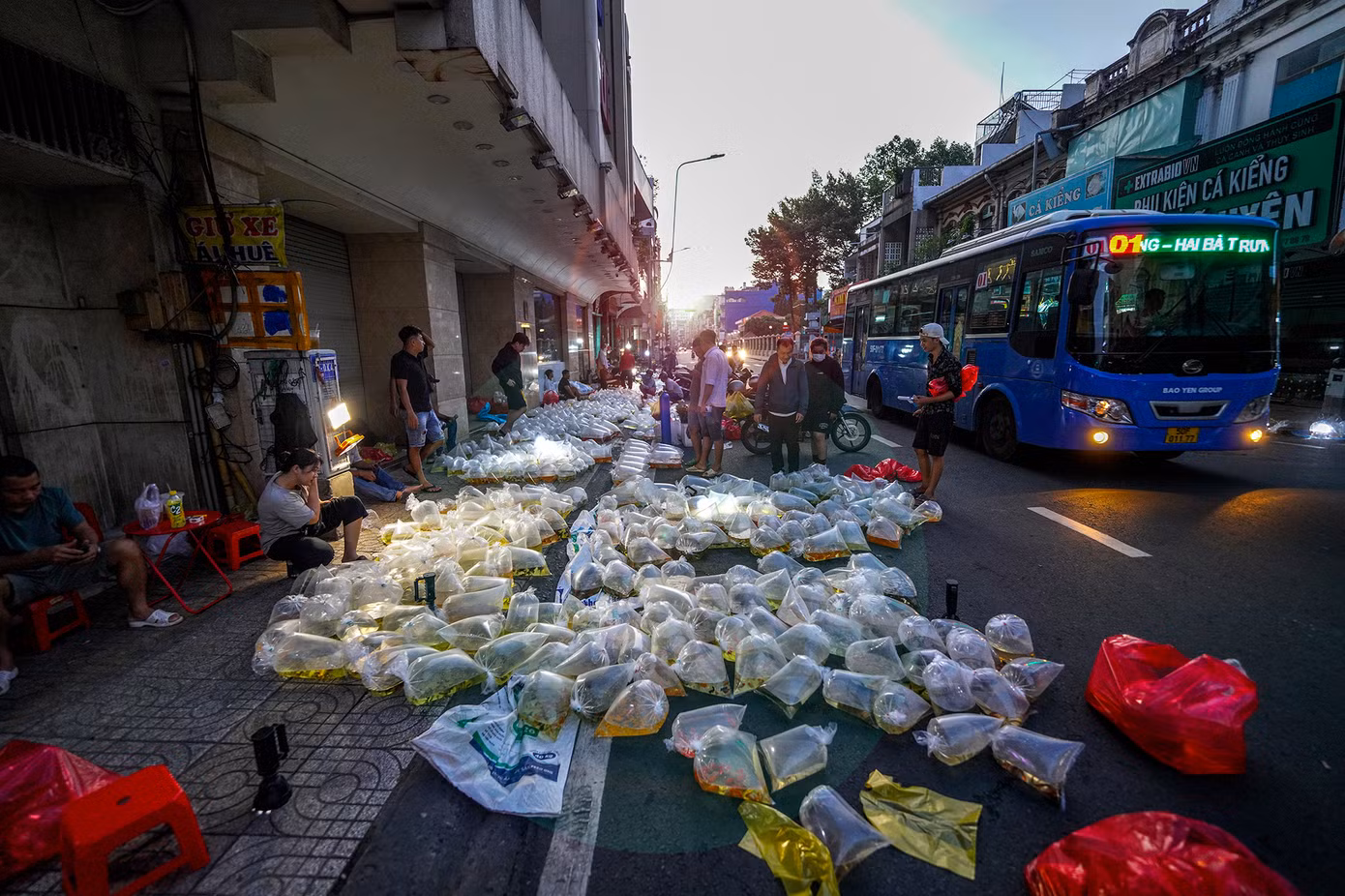 Những ngày trong tuần phiên chợ thưa vắng khách hơn cuối tuần.