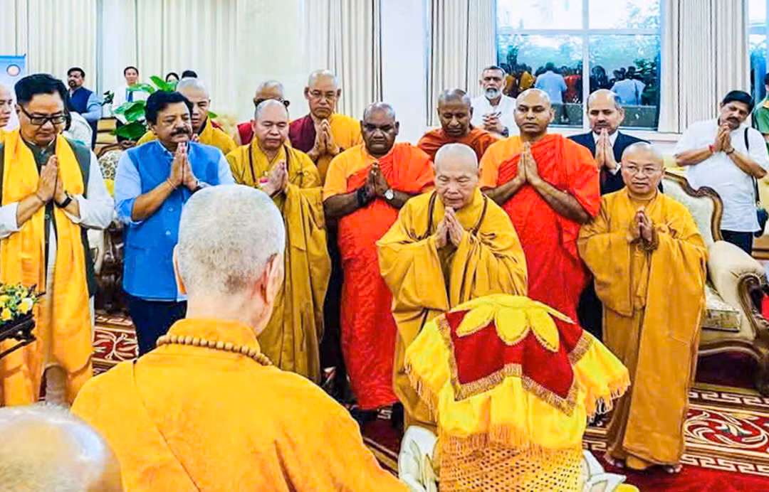 Theo đó, từ chiều 1/5, tại Viện bảo tàng quốc gia Ấn Độ (New Delhi), phái đoàn Giáo hội Phật giáo Việt Nam đã trang nghiêm cử hành lễ cung thỉnh xá lợi Đức Phật Thích Ca Mâu Ni - sự kiện mở đầu cho chuỗi hoạt động quốc tế trong khuôn khổ đại lễ Vesak Liên Hiệp Quốc 2025 được tổ chức tại Việt Nam. Đồng hành có Bộ trưởng Bộ Dân tộc và Tôn giáo Đào Ngọc Dung, Bộ trưởng Kiren Rijiju và đại biểu cấp cao Ấn Độ – Việt Nam. Từ phòng chờ VIP sân bay, Xá lợi được chuyển ra xe hoa Nghi lễ, đang trên đường về Học viện Phật giáo Việt Nam tại TPHCM – nơi sẽ cử hành lễ an vị trang trọng, mở đầu Đại lễ Vesak LHQ 2025.