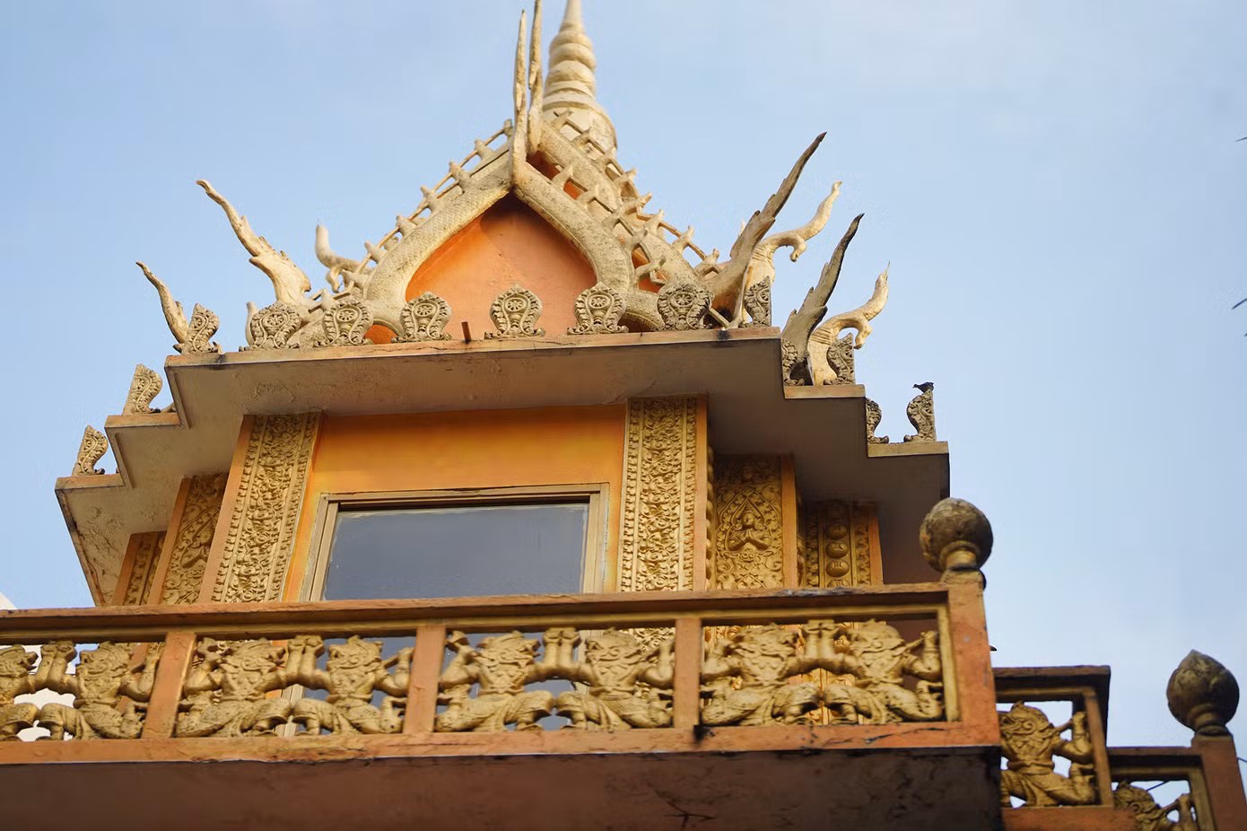 Khu vực tháp nhà vong, hình tượng rắn Naga phủ kín.