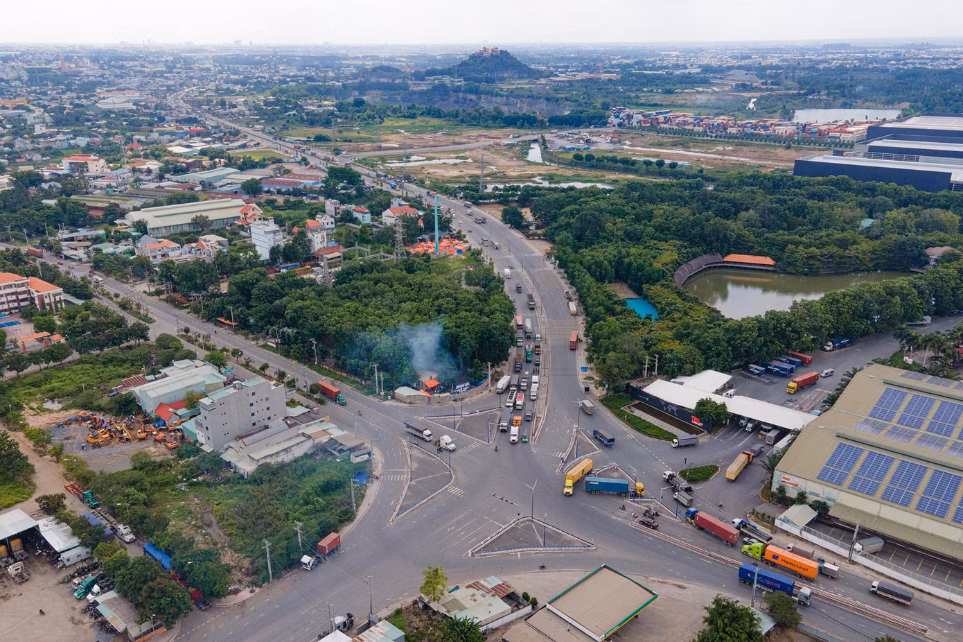 Đối với đường Vành đai 3, lãnh đạo Tỉnh ủy Bình Dương khẳng định dự án này có vai trò rất quan trọng, tạo liên kết vùng để phát triển kinh tế, xã hội. Do đó, cần đẩy nhanh tiến độ. Đường Vành đai 3 có 26 km đi qua địa bàn tỉnh Bình Dương và địa phương đã chủ động đầu tư và đưa vào sử dụng trên 15km. Bí thư Tỉnh ủy Nguyễn Văn Lợi yêu cầu các sở, ngành, đơn vị và địa phương liên quan phối hợp chặt chẽ, tăng tốc để hoàn thành dứt điểm trong năm 2024. Trong ảnh, nút giao Mỹ Phước- Tân Vạn là điểm bắt đầu của tuyến Vành đai 3 và đã đưa vào sử dụng gần 20km.