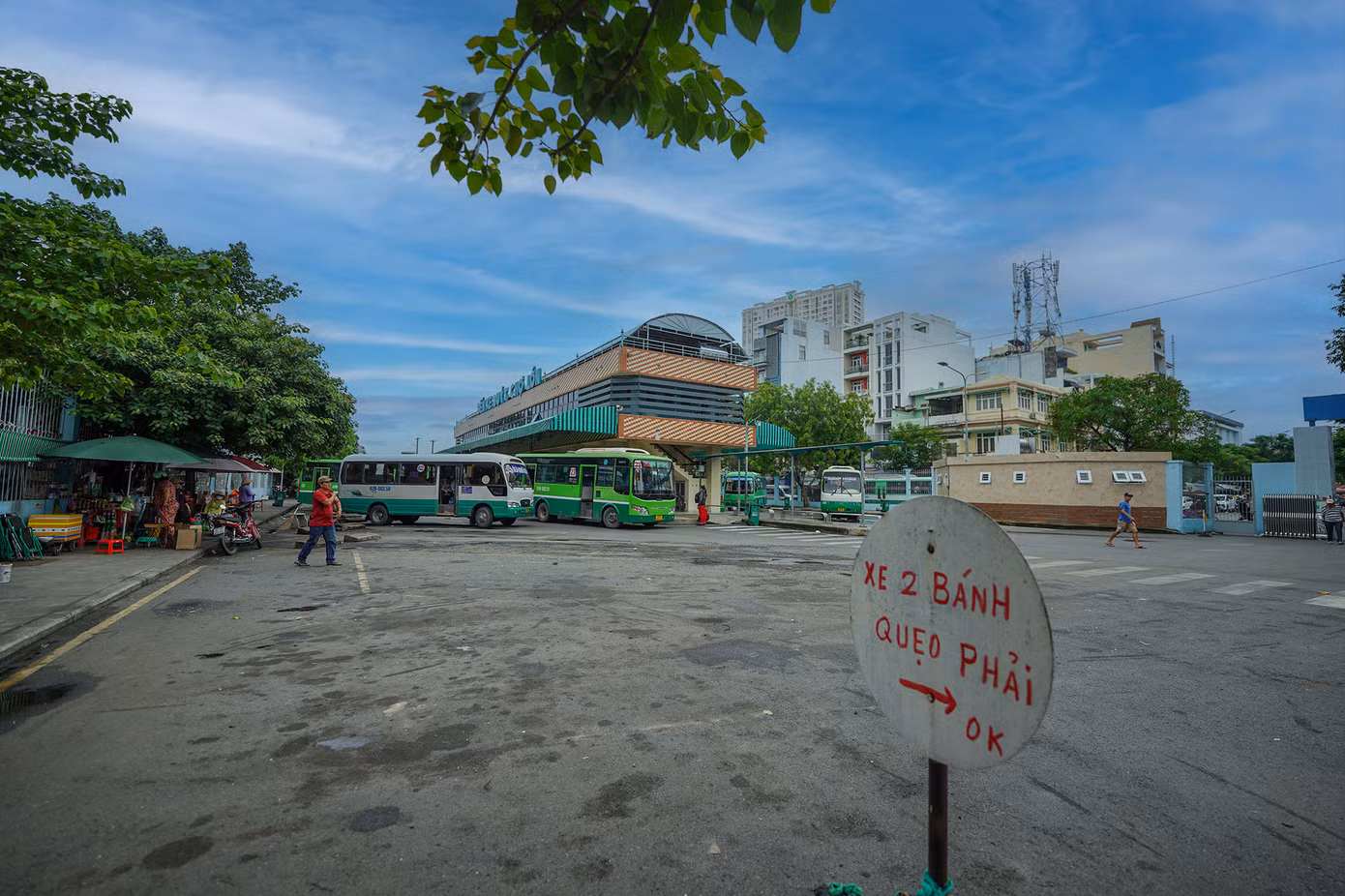 Bên trong bến xe buýt Chợ Lớn.