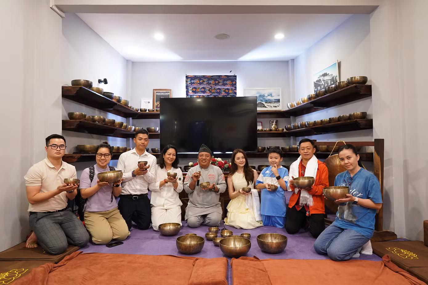 Vào những ngày cuối tuần, những vị khách có sự hiểu biết về âm thanh, nhất là phương pháp trị liệu bằng chuông xoay tìm đến trung tâm Om Himalayas (Quận 3, TPHCM) để được thả mình vào những tầng số êm dịu, giúp tâm trí tĩnh lặng. Trị liệu chuông xoay đơn giản chỉ là cách chữa lành truyền thống, không cần dùng thuốc của người dân vùng Himalaya.