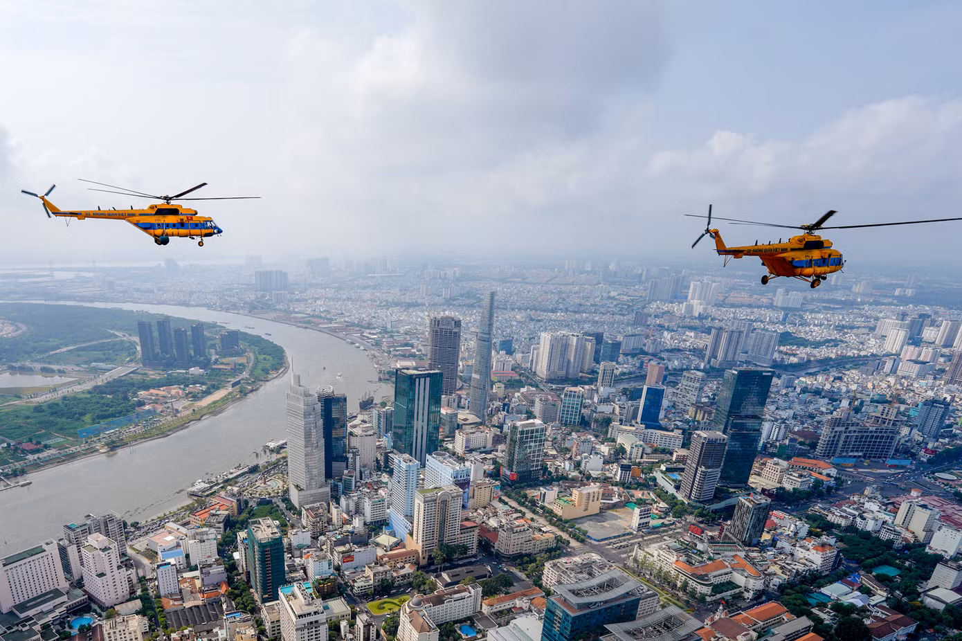 Biên đội trực thăng bay qua khu vực toà nhà Bitexco.