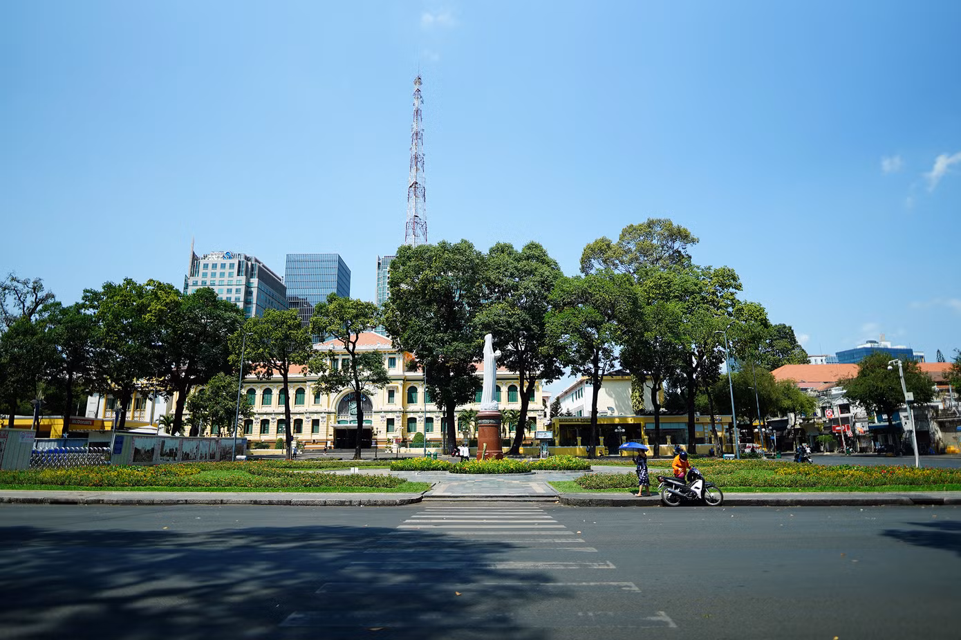 Khoảng bình yên của Bưu điện Thành phố nhìn từ khu cà phê bệt đối diện.
