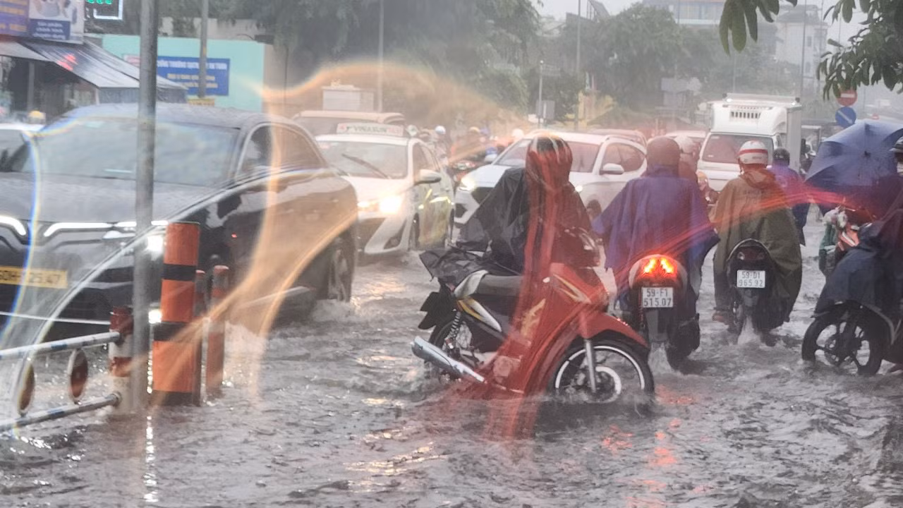 Nhiều người đã phải quay đầu xe vì không dám tiến về giao lộ Phạm Văn Đồng-Nguyễn Thái Sơn.