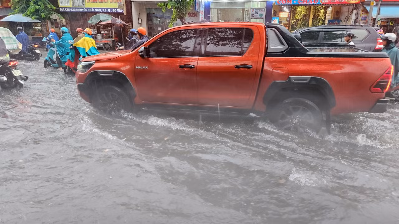 Chỉ sau 30 phút, nhiều tuyến đường ở các địa bàn trên đã bị ngập sâu. Tình trạng ngập nước đã gây không ít khó khăn cho việc di chuyển của người dân trên đường.