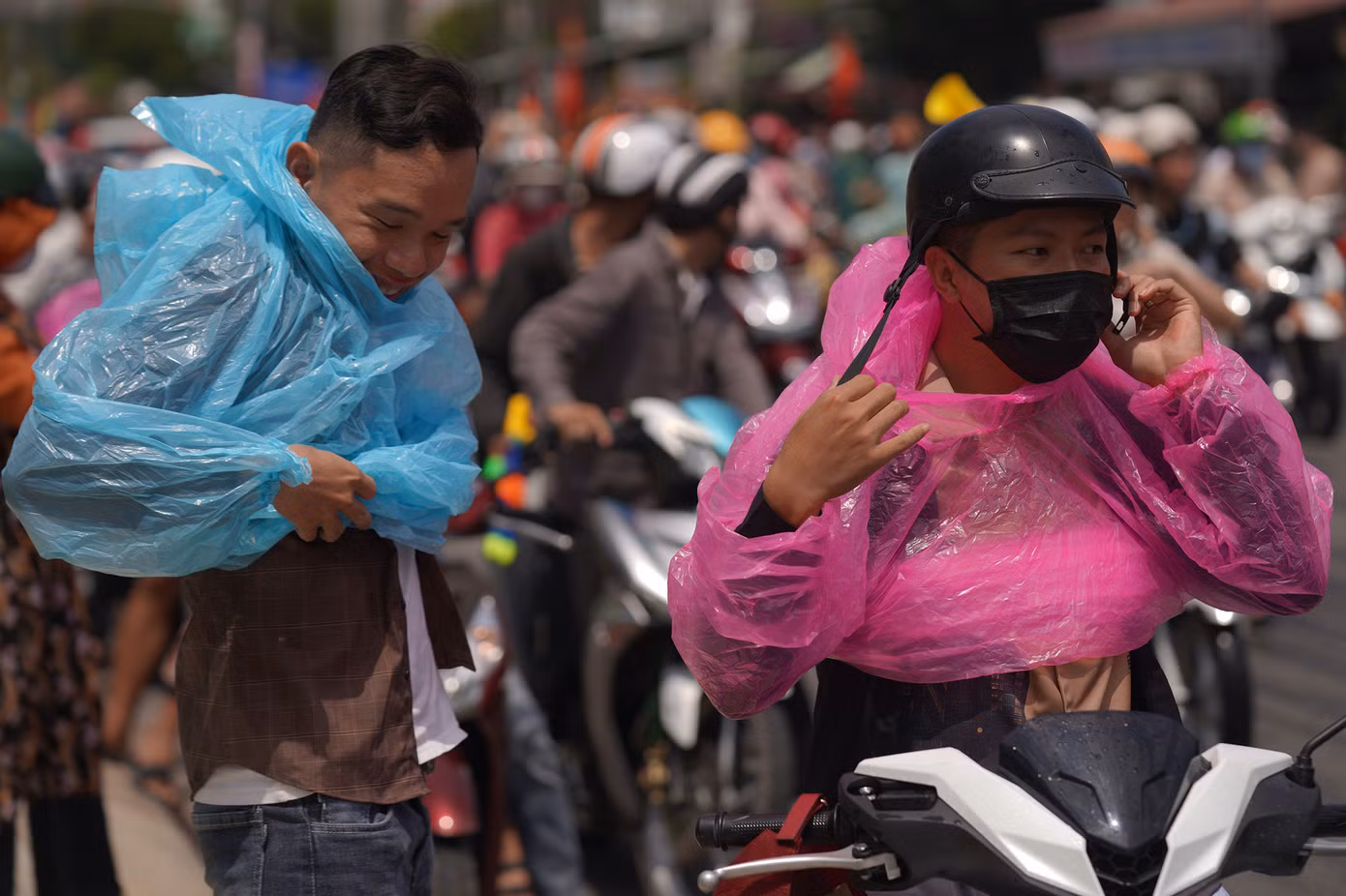 "Những ngày này dễ ướt mình lắm, mình phải chuẩn bị áo mưa mà chơi, mặc dù trời rất nóng" - một bạn trẻ nói. "Những ngày này dễ ướt mình lắm, mình phải chuẩn bị áo mưa mà chơi, mặc dù trời rất nóng" - một bạn trẻ nói.