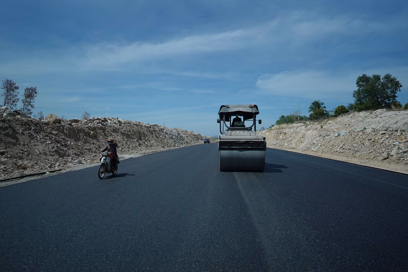 Tuyến cao tốc Vĩnh Hảo - Phan Thiết dài hơn 100 km, quy mô 6 làn xe, mặt đường 32 m.