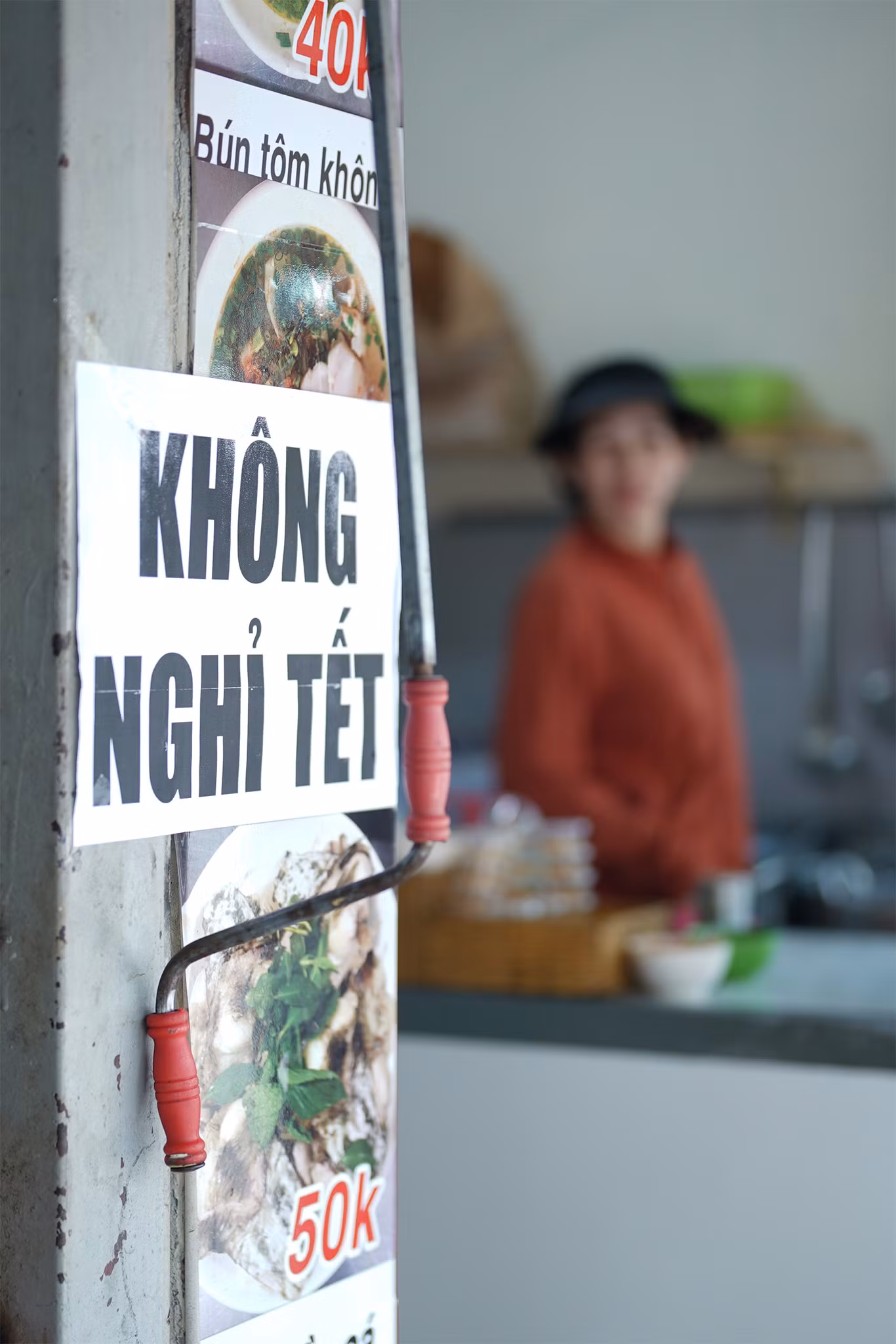 "Đi từ khu vực Gò Vấp qua đến Phú Nhuận mới tìm được một quán ăn vừa ý. Tôi đi dọc đường Phan Xích Long đa phần thấy quán cà phê và một vài quán món Âu-Á mở cửa", chị Hoài Anh (quê Lâm Đồng) chia sẻ. "Đi từ khu vực Gò Vấp qua đến Phú Nhuận mới tìm được một quán ăn vừa ý. Tôi đi dọc đường Phan Xích Long đa phần thấy quán cà phê và một vài quán món Âu-Á mở cửa", chị Hoài Anh (quê Lâm Đồng) chia sẻ.