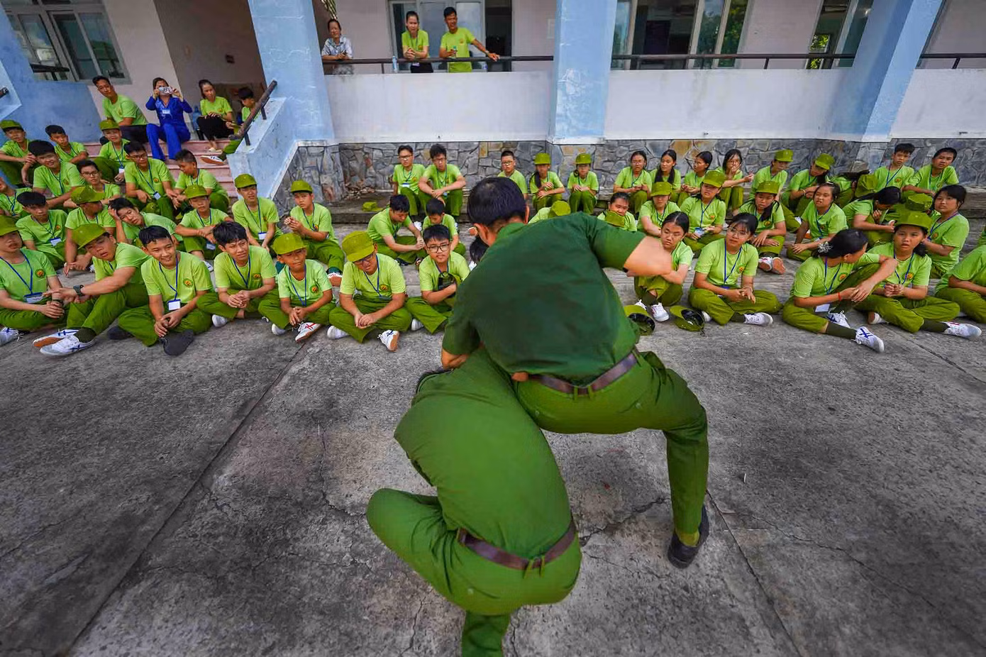 Các bé có 7 ngày trải nghiệm (từ ngày 25/6-1/7) tại Trung tâm huấn luyện và Bồi dưỡng nghiệp vụ Công an tỉnh Long An. Đối tượng tham gia là các thanh thiếu niên từ 10 tuổi đến 18 tuổi đang học tập tại các cơ sở giáo dục trong và ngoài tỉnh Long An, có sức khỏe tốt đảm bảo tham gia các hoạt động (không bị bệnh tim mạch, thần kinh), được sự đồng ý của phụ huynh và tự nguyện đăng ký tham gia.