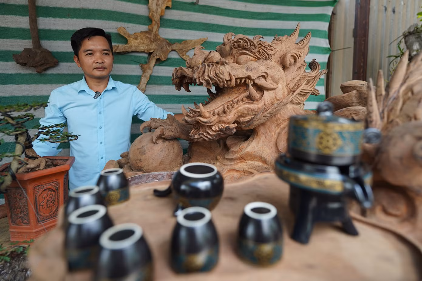 Phần đầu của chiếc bàn trà này được tạc hình tượng rồng cực kỳ tinh xảo với những chi tiết rất nhỏ.