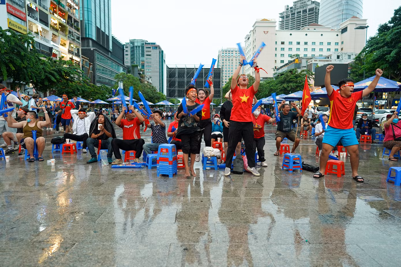 Số ít người hâm mộ vẫn vỡ oà trong từng bàn thắng của các cầu thủ U22 Việt Nam.