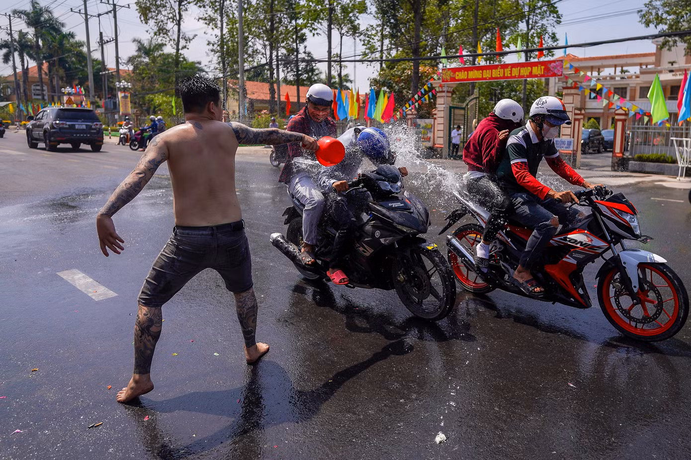 Nhiều người dân cho biết, tục lệ này gần đây đang có dấu hiệu "biến tướng" vì trước kia được làm rất đơn giản. Theo ông Nguyễn Văn Mười (Khu phố 2, thị trấn Tầm Vu), trước kia người dân không có nhiều xe máy, chủ yếu tạt nước vào xe đò. "Tôi cúng lễ từ năm 1989 đến nay, mấy cảnh chạy xe nẹt pô, lạng lách trước kia không có... Vì vậy, vào những ngày này, người dân hạn chế chạy xe, chỉ đứng trên vỉa hè theo dõi". Nhiều người dân cho biết, tục lệ này gần đây đang có dấu hiệu "biến tướng" vì trước kia được làm rất đơn giản. Theo ông Nguyễn Văn Mười (Khu phố 2, thị trấn Tầm Vu), trước kia người dân không có nhiều xe máy, chủ yếu tạt nước vào xe đò. "Tôi cúng lễ từ năm 1989 đến nay, mấy cảnh chạy xe nẹt pô, lạng lách trước kia không có... Vì vậy, vào những ngày này, người dân hạn chế chạy xe, chỉ đứng trên vỉa hè theo dõi".